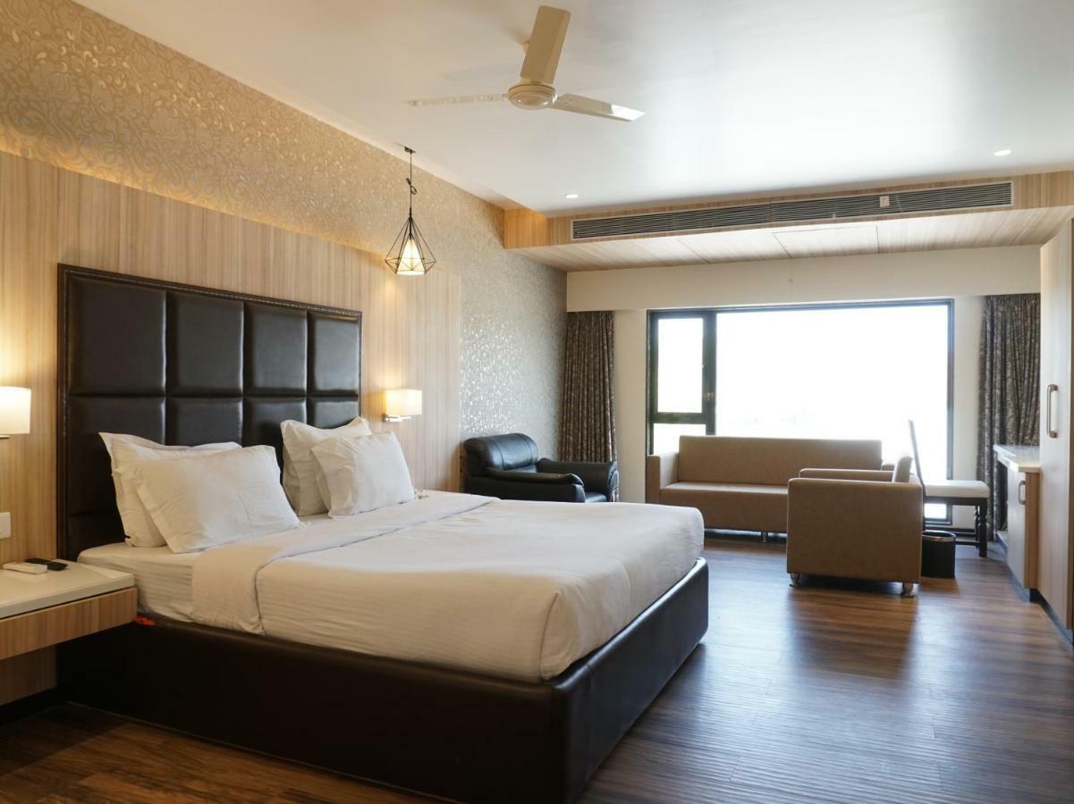 Palette Four Seasons Recreation Resort ジャルガオン エクステリア 写真